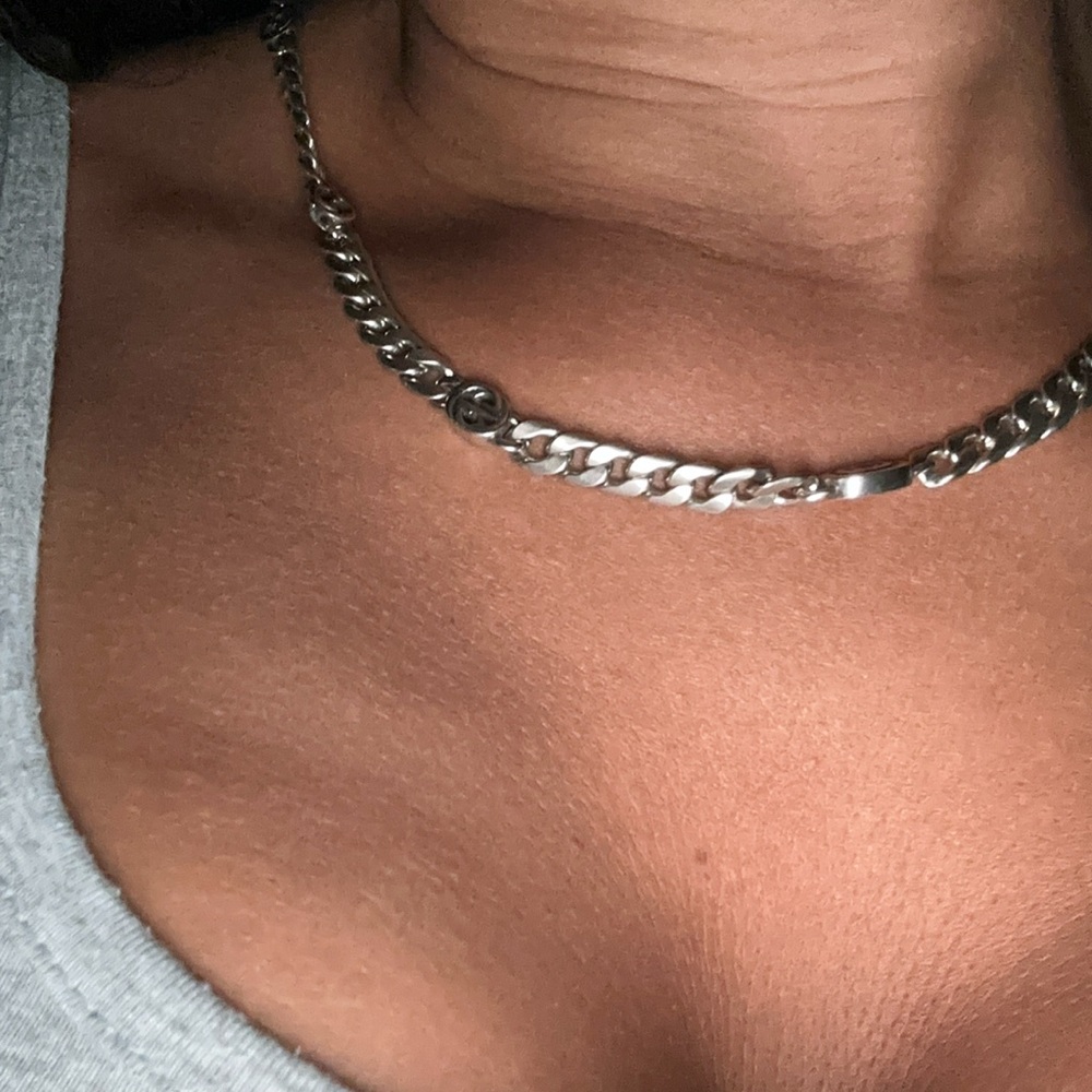 Meet your Posher, Rébékha